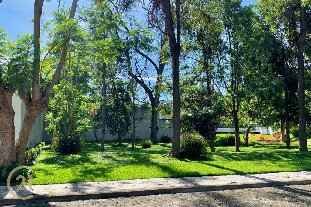 JACARANDAS, Terreno de esquina en venta frente a un area verde.