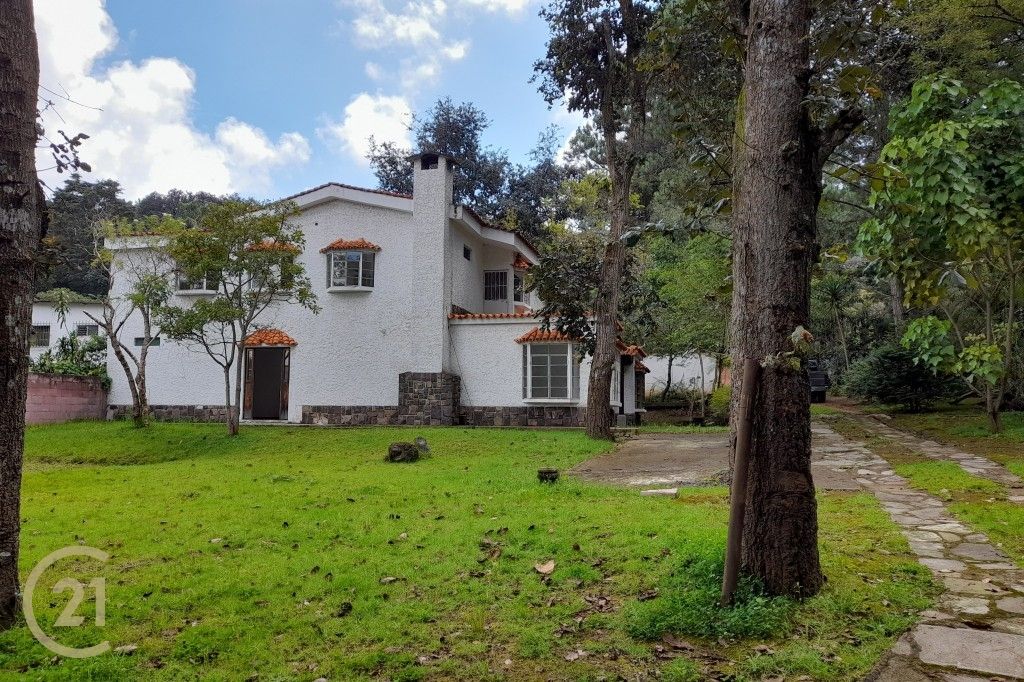 Terreno grande con 3 casas en el área de San Lucas