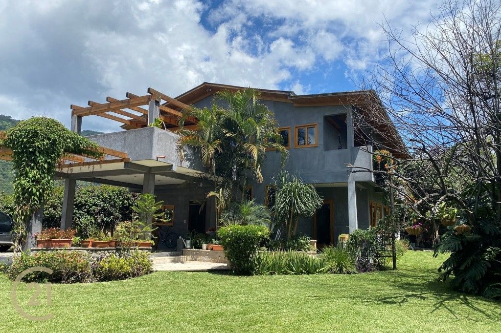 Maravillosa Casa Céntrica de 3 Recámaras en Venta en Panajachel  con Vista a los Volcanes