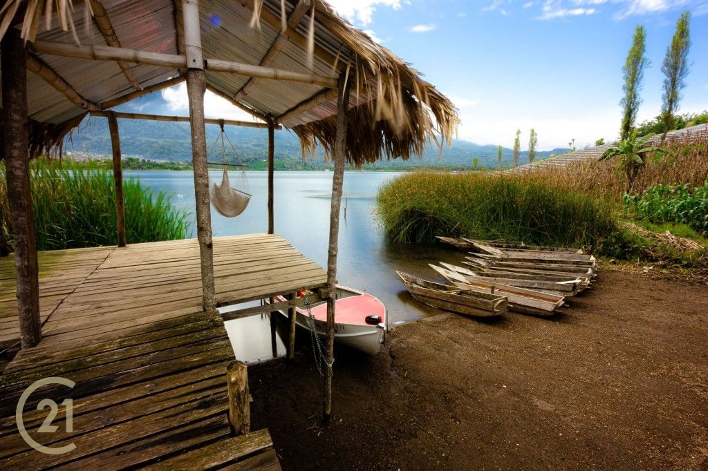 Se Vende Propiedad Grande Frente al Lago, en la Bahía de Santiago Atitlán Ideal para Retiros