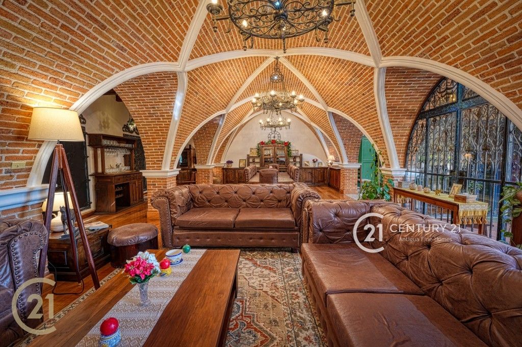 Hermosa casa lujosa en venta en Jardines de Antigua