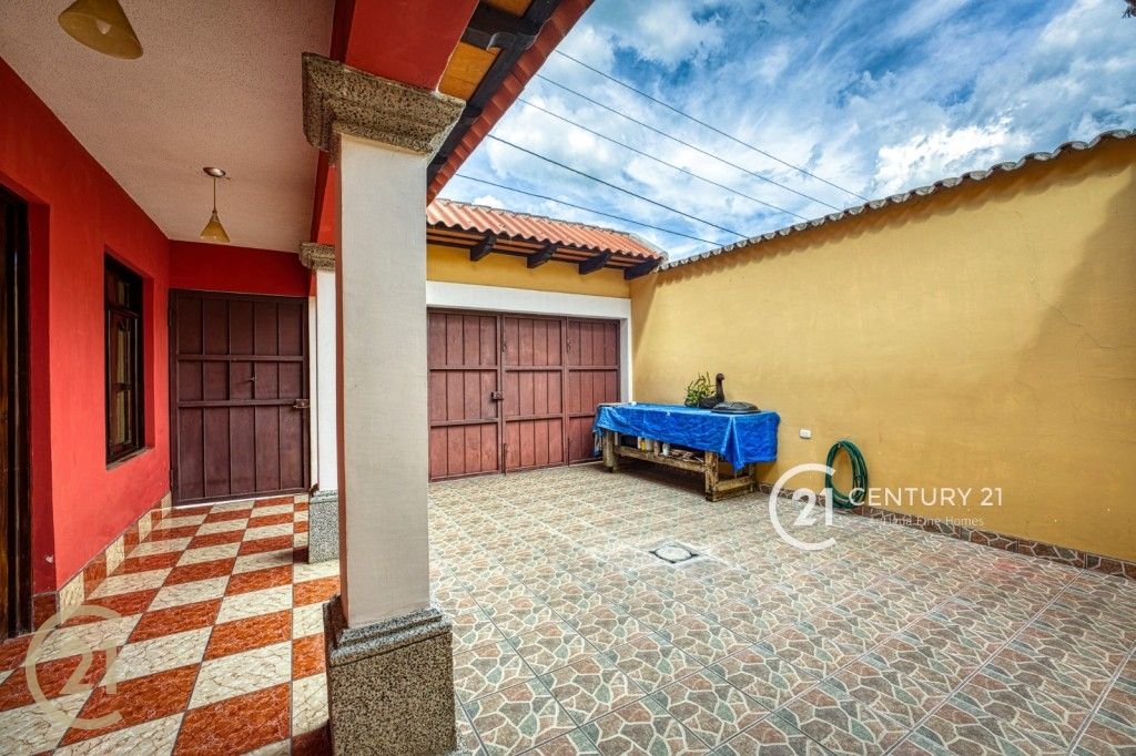 Big 5bd/5.5ba in quiet San Miguel Dueñas