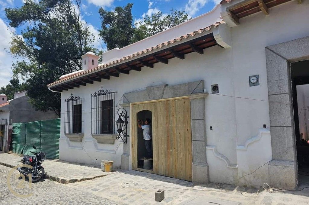 3 Bellas casas en construcción en el Comendador