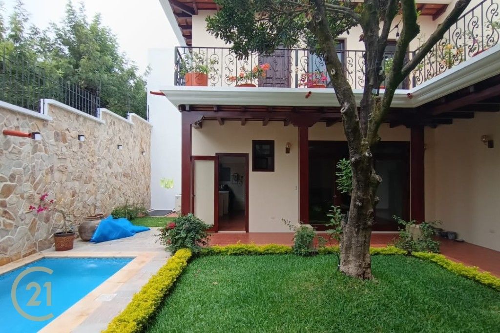 Beautiful house with luxury finishes, minutes from the Center of Antigua, ready to live in! 