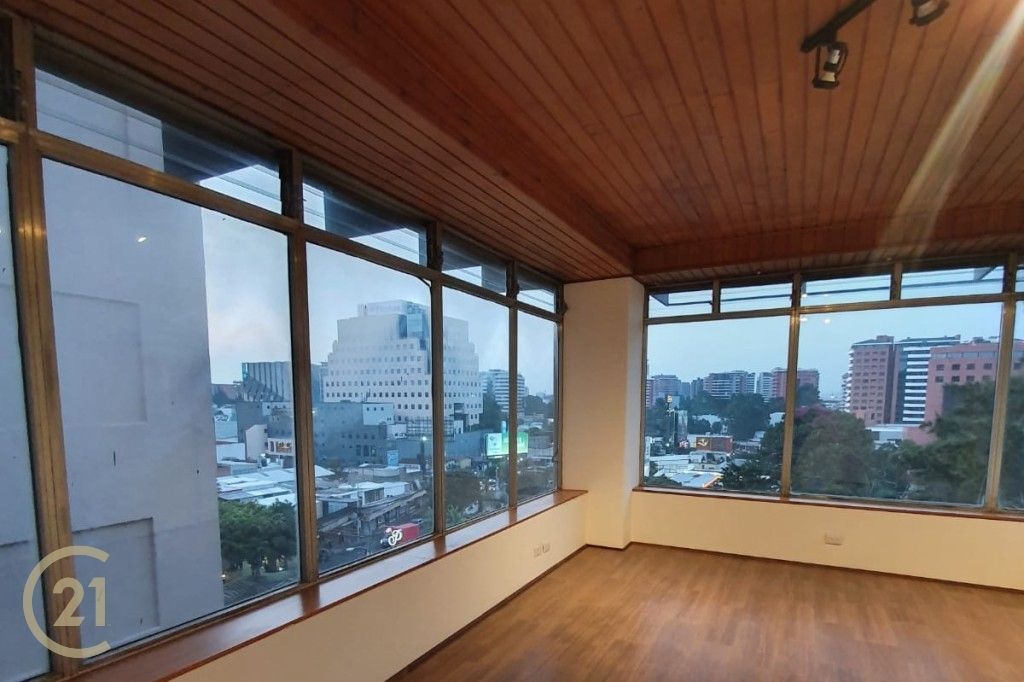 Large 2 Level Penthouse Apartment with Panoramic View of the City