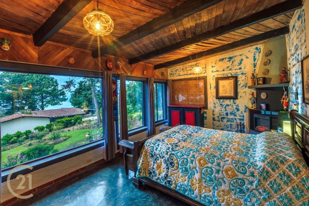 Casa remodelada en residencial privado Lomas de Atitlan, dentro de bosque nebuloso