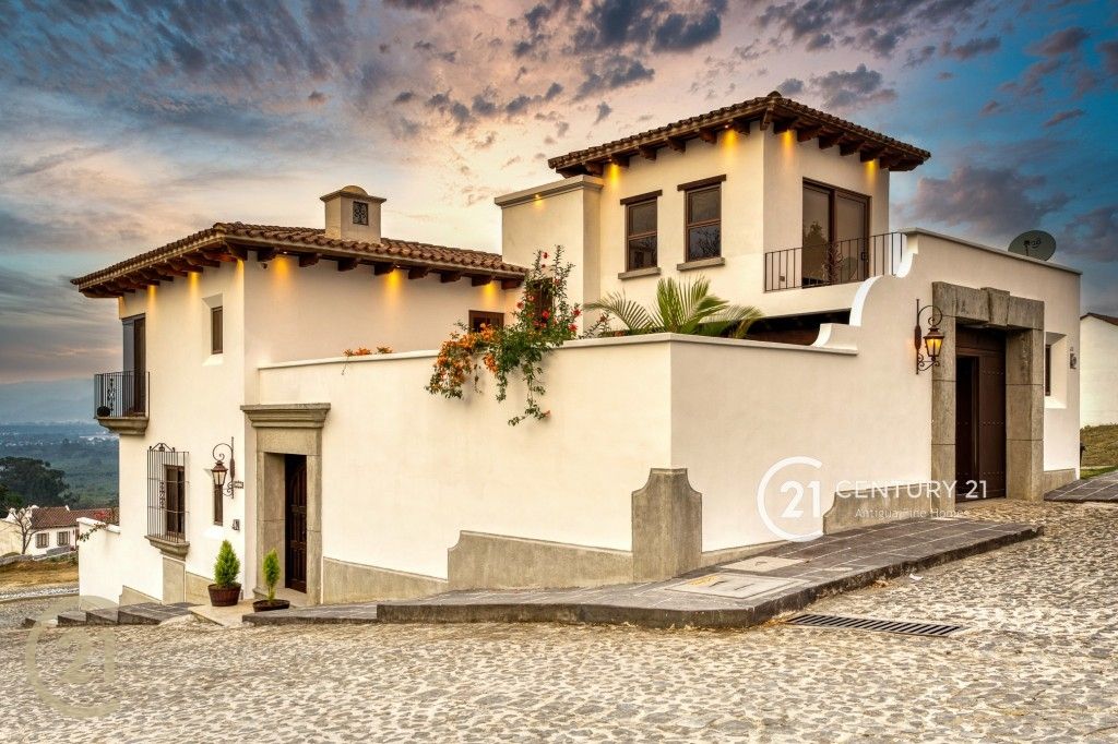 Lujosa casa de 4 dormitorios con oficina y vistas impresionantes en Santa Delfina, cerca de La Antigua Guatemala