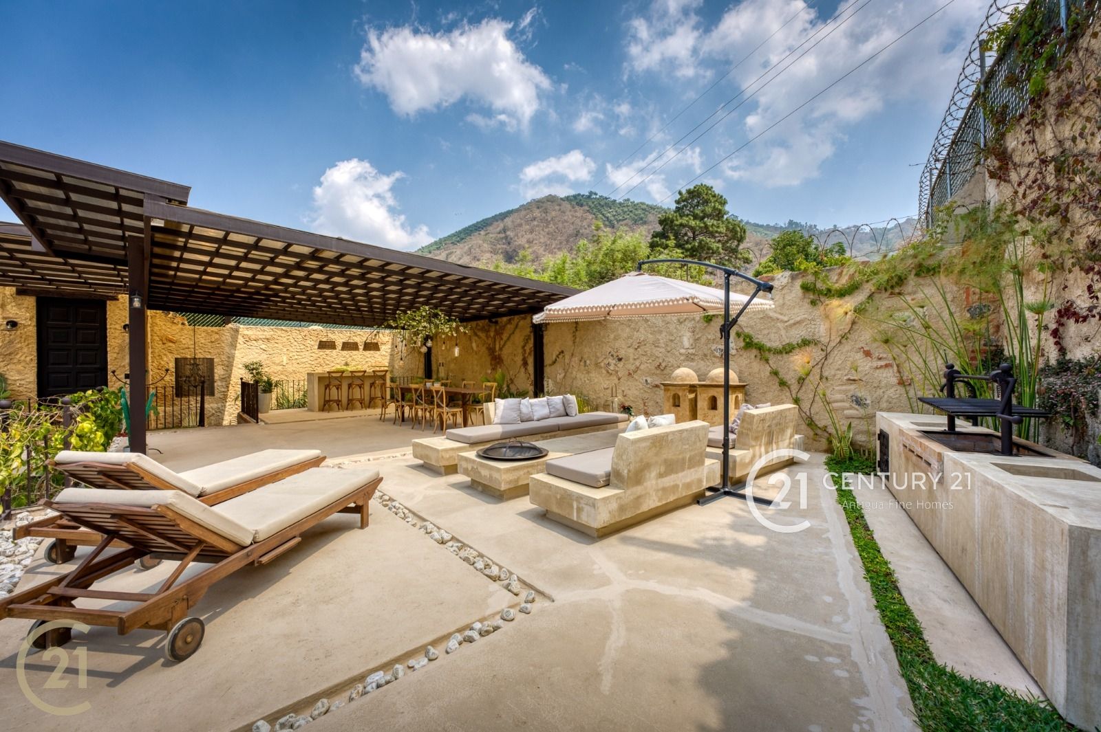 Spectacular house located just minutes from the historic center of