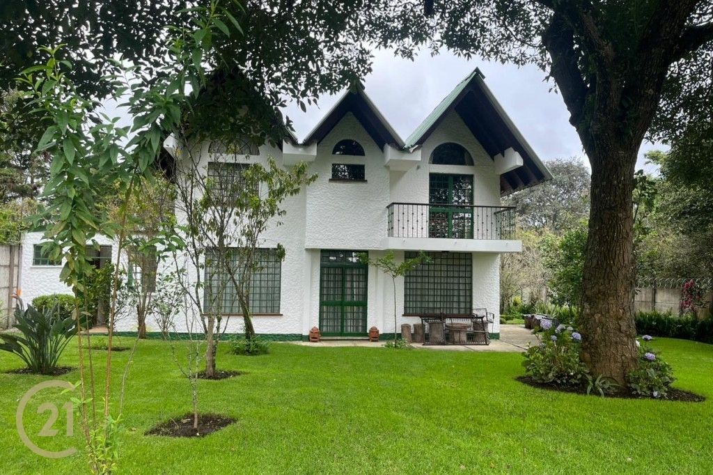 Casa en venta con amplio jardín 