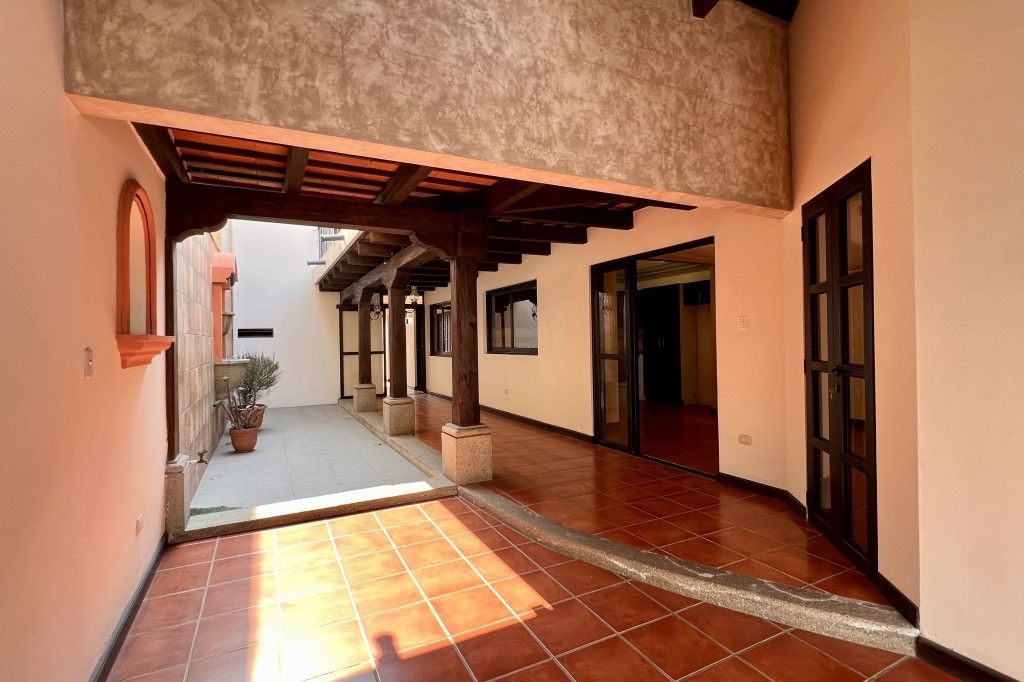 Great opportunity, house for sale in El Calvario Area
