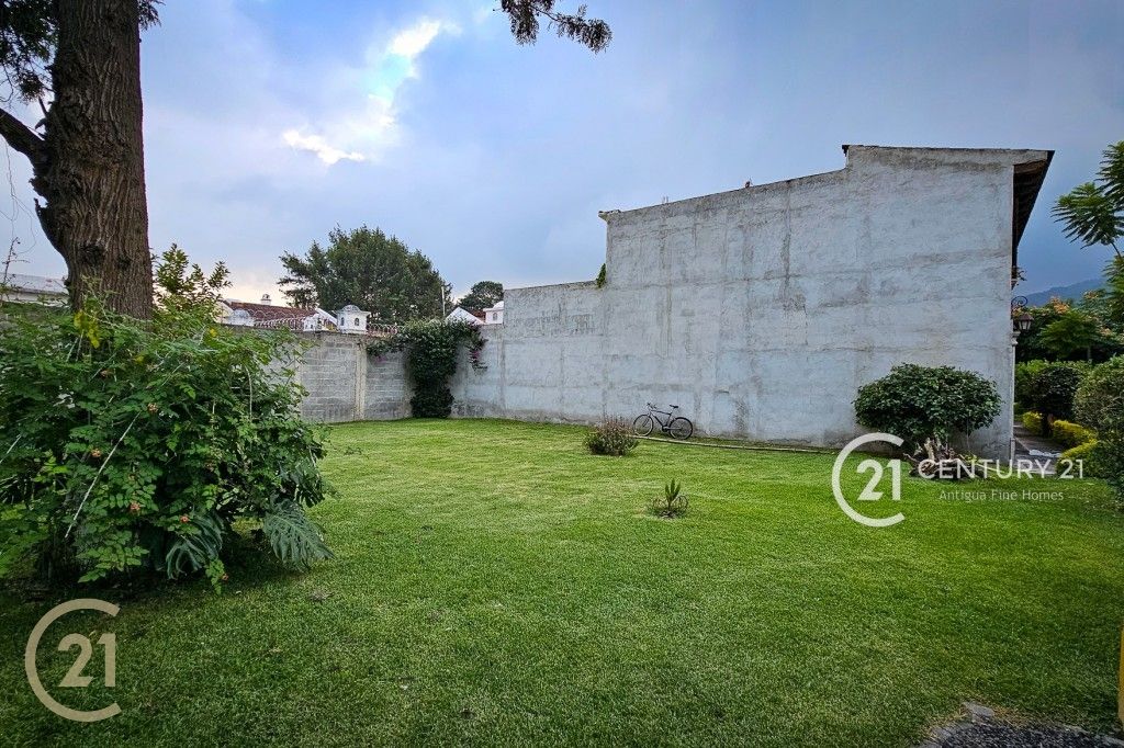 Prime Building Lot in Gated Community – San Bartolomé Becerra, Antigua Guatemala