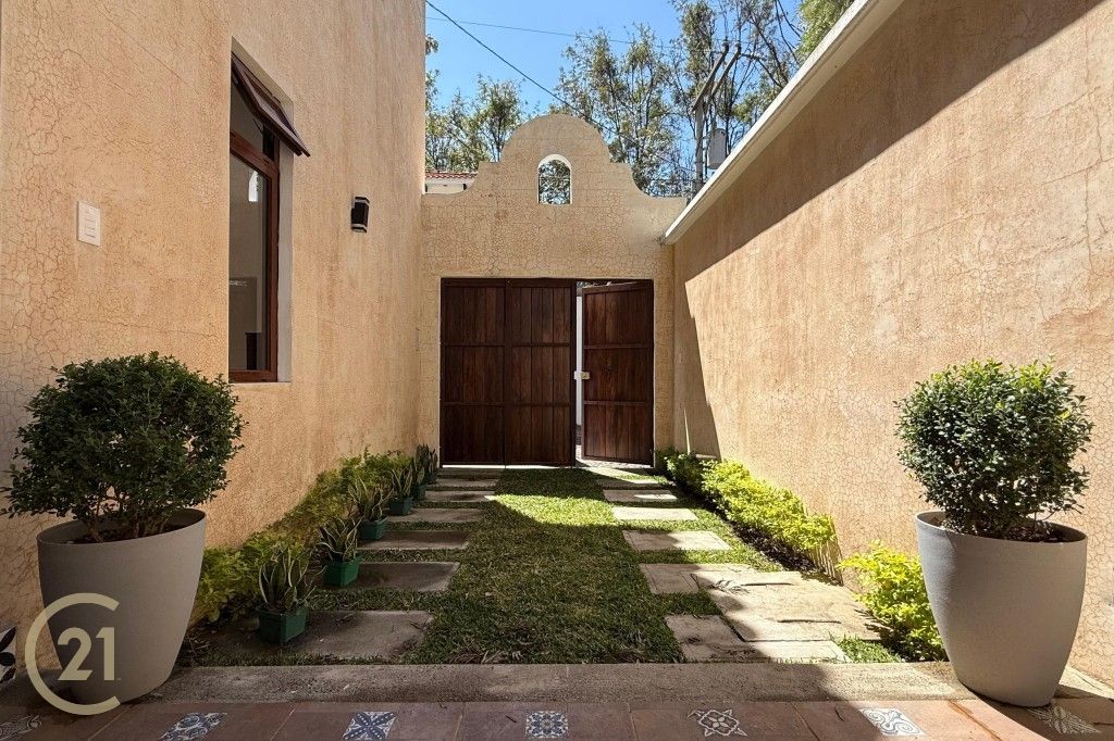 Impressive Residence in Antigua Gardens – Colonial Style with Modern Touches