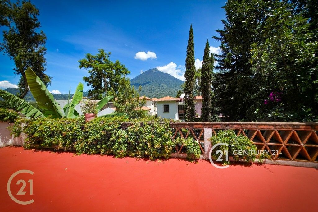 En Venta: Amplia Casa de 4 Habitaciones con Vista a los Volcanes en San Bartolo, Tetúan – A Solo Minutos de Antigua
