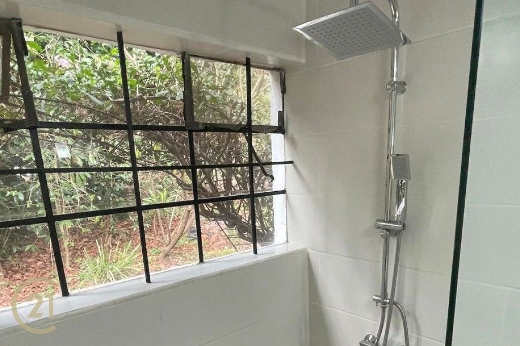 DJ Bathroom 1-1