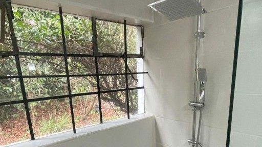 DJ Bathroom 1-1