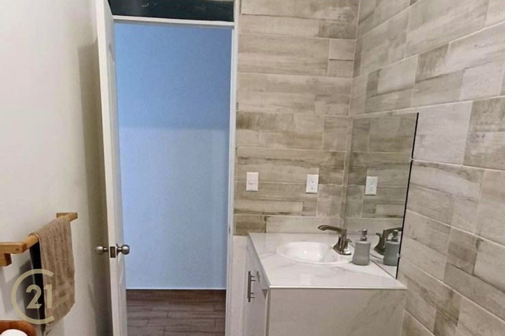 LT Bathroom  1-1