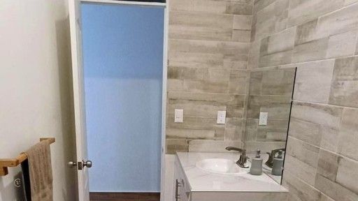 LT Bathroom  1-1