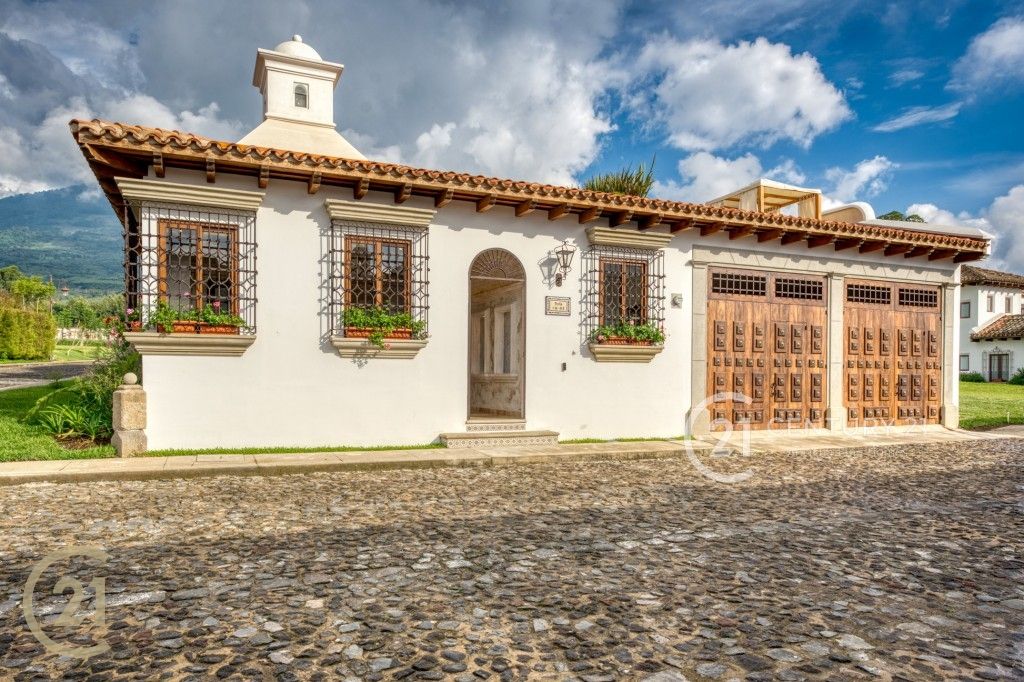 Luxury Corner-Lot Home in Los Franciscanos Residencial – Antigua Guatemala