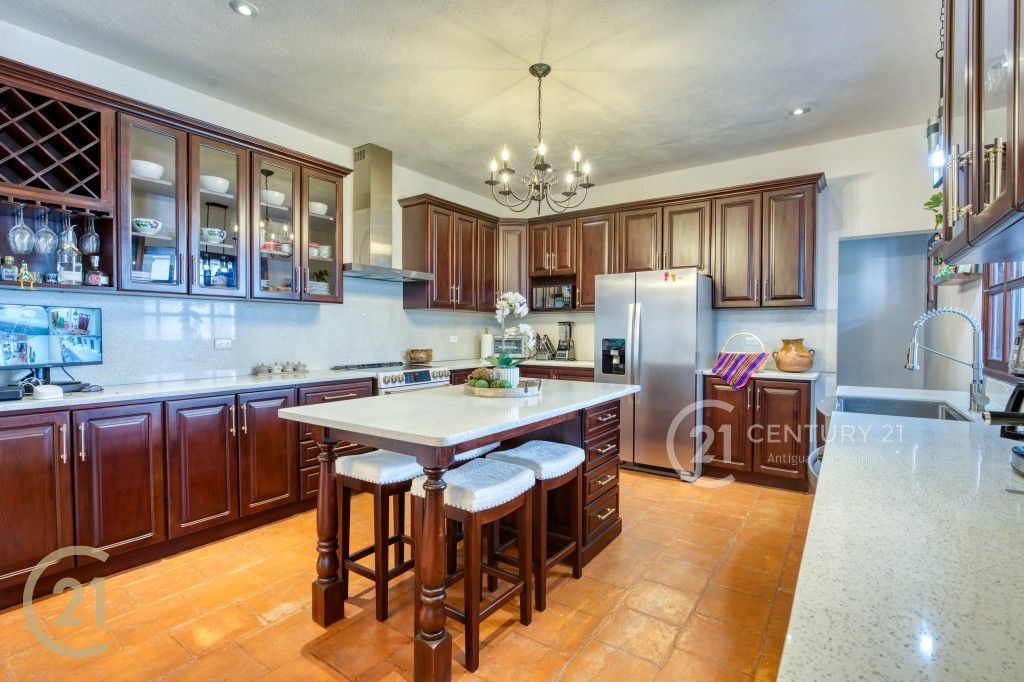 Propiedad de Inversión con Cuatro Suites y Vistas a los Volcanes – Ciudad Vieja