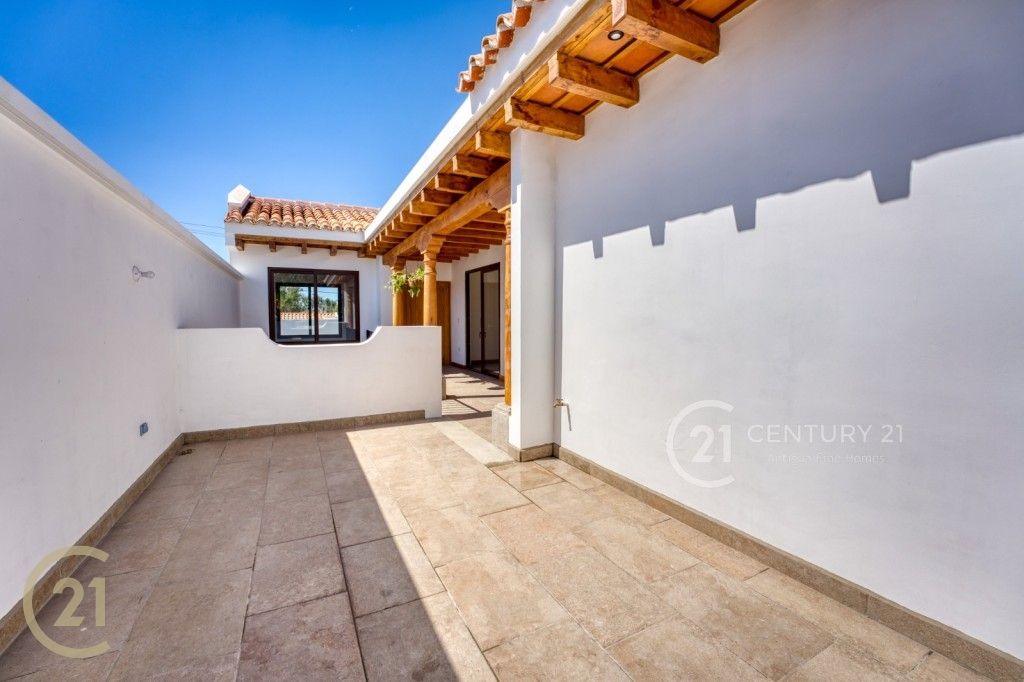 Casa Nueva de Estilo Colonial en Condominio Residencial de Alto Prestigio