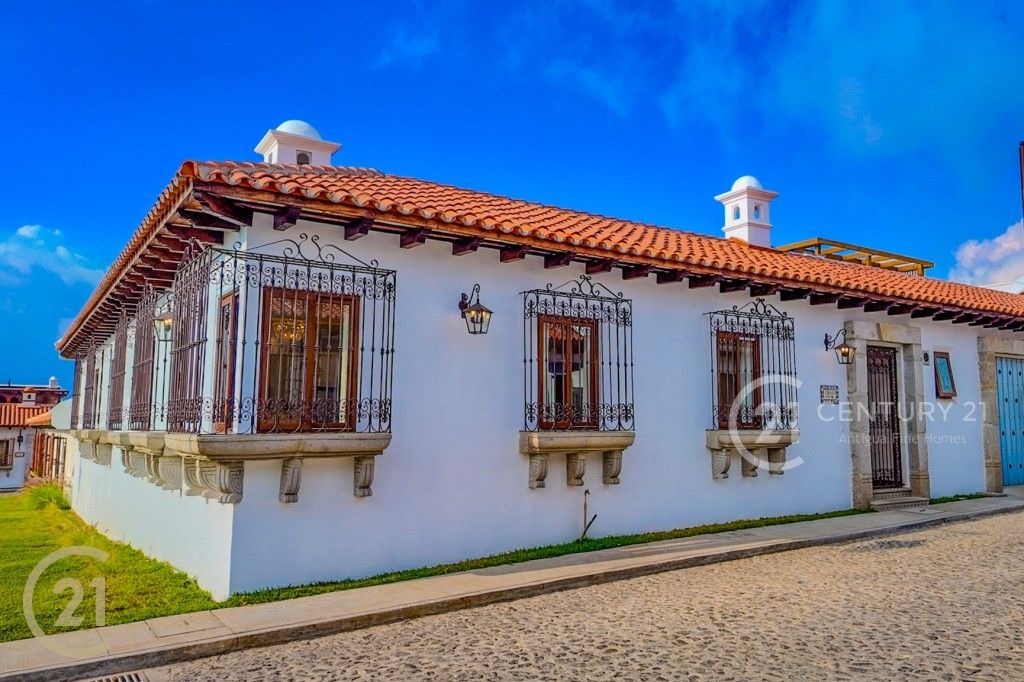Residencia de Lujo en Esquina de Un Solo Nivel con Piscina y Vistas a los Volcanes en Los Franciscanos