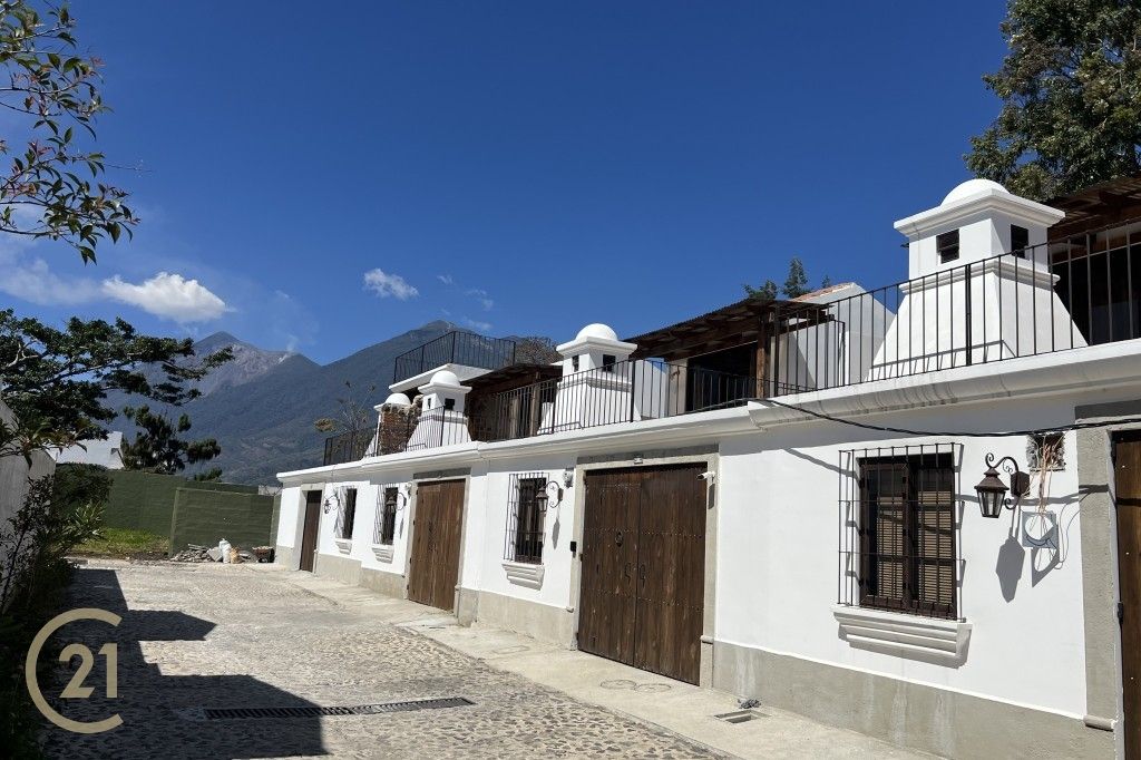 Charming 4-Bedroom Home with Volcano Views Just Minutes from La Antigua Guatemala