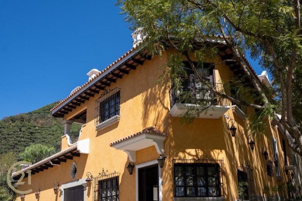 Casa de esquina con vistas a los volcanes en condominio cerca de La Antigua Guatemala
